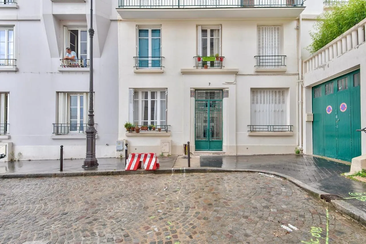 ❁ Spacious Studio Near Buttes Chaumont ❁ Paris Apartment